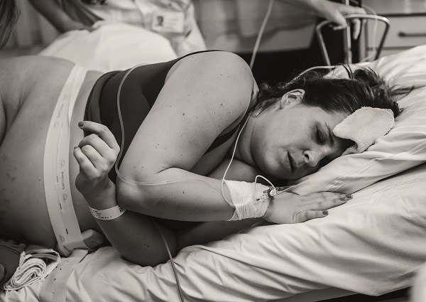 Bevallingsverhaal: ‘Het voelt zo raar. Ligt de baby wel goed?’ Mirjam Cremer Pure Life Geboortefotografie