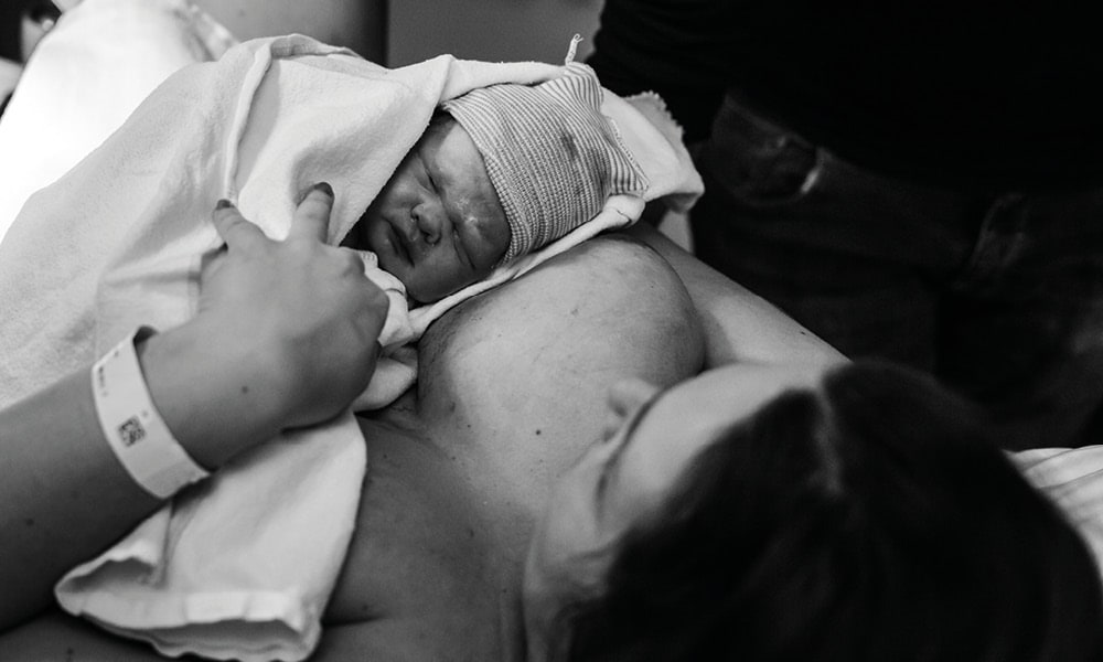 Bevallingsverhaal: ‘Het voelt zo raar. Ligt de baby wel goed?’ Mirjam Cremer Pure Life Geboortefotografie