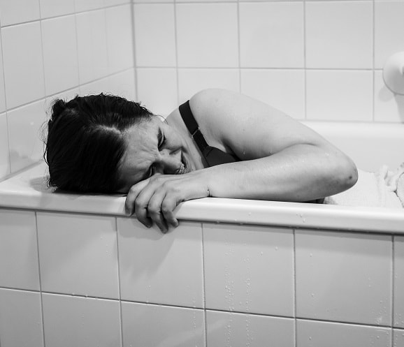 Daisy’s bevallingsverhaal: ‘De weeën stormen door. Geen pauzes meer’ Mirjam Cremer Pure Life Geboortefotografie