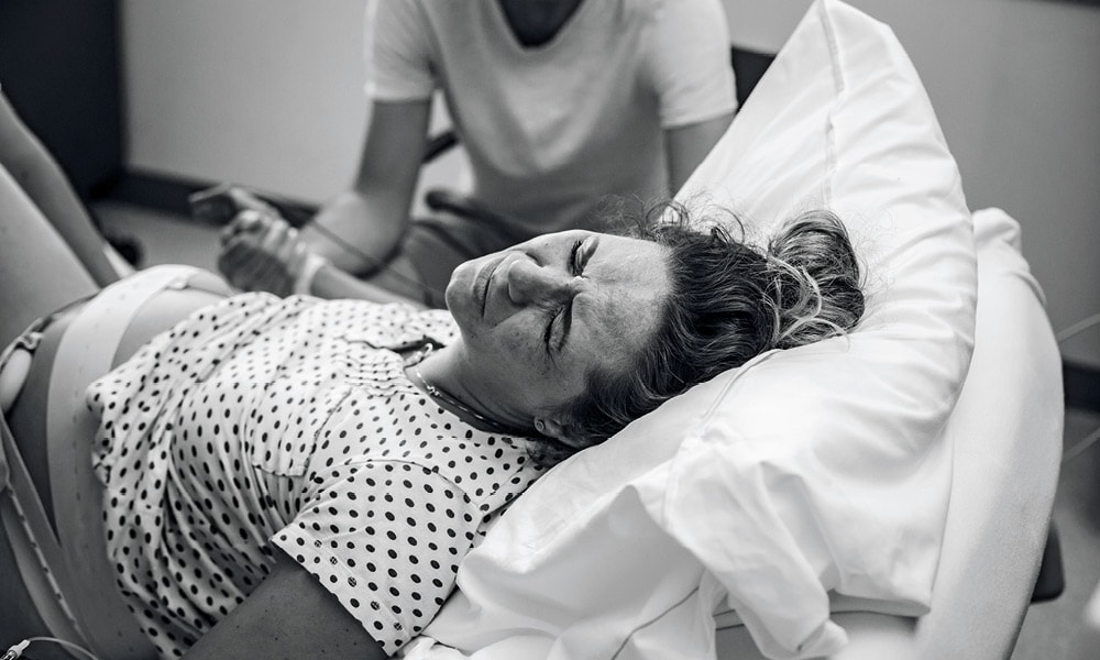 Bevallingsverhaal: ‘Ik hou Remco’s hand stevig vast en voel ook zijn verdriet’ Mirjam Cremer Pure Life Geboortefotografie
