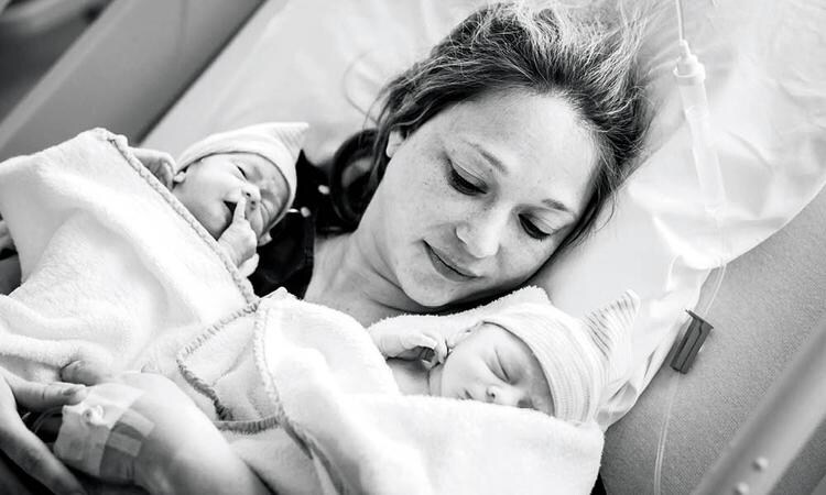 Bevallingsverhaal: ‘In twintig minuten zijn we twee prachtige kinderen rijker’ Mirjam Cremer Pure Life Geboortefotografie