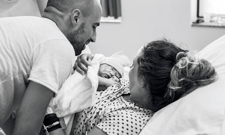 Bevallingsverhaal: ‘Ik hou Remco’s hand stevig vast en voel ook zijn verdriet’ Mirjam Cremer Pure Life Geboortefotografie