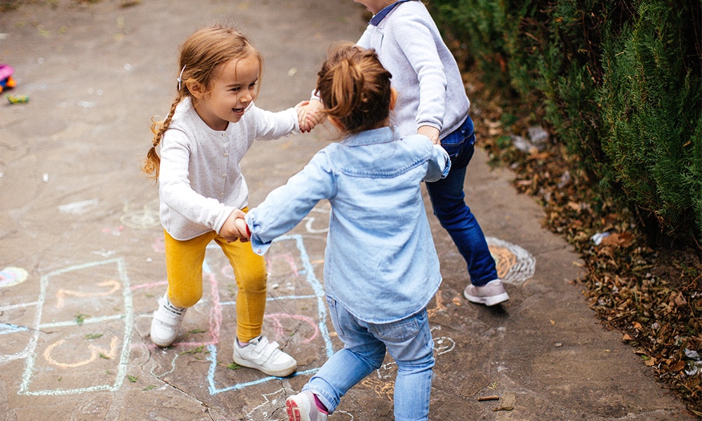 Dit zijn de 10 leukste buitenspelletjes iStock Photo