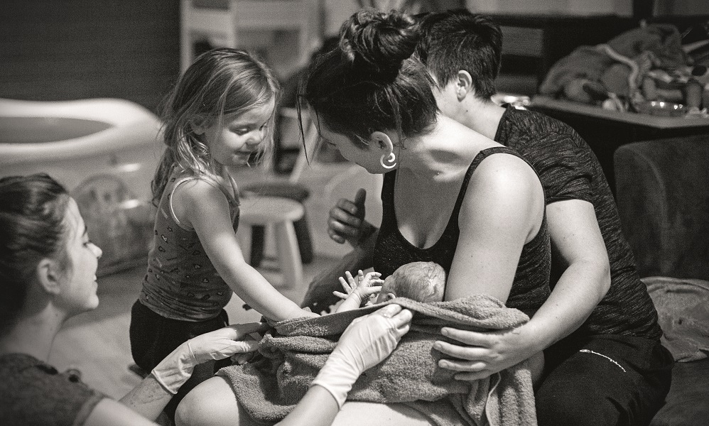 Lies’ bevallingsverhaal: ‘Midden in de wee hoor ik “plop”. Help, er knapt iets!’ Mirjam Cremer Pure Life Geboortefotografie