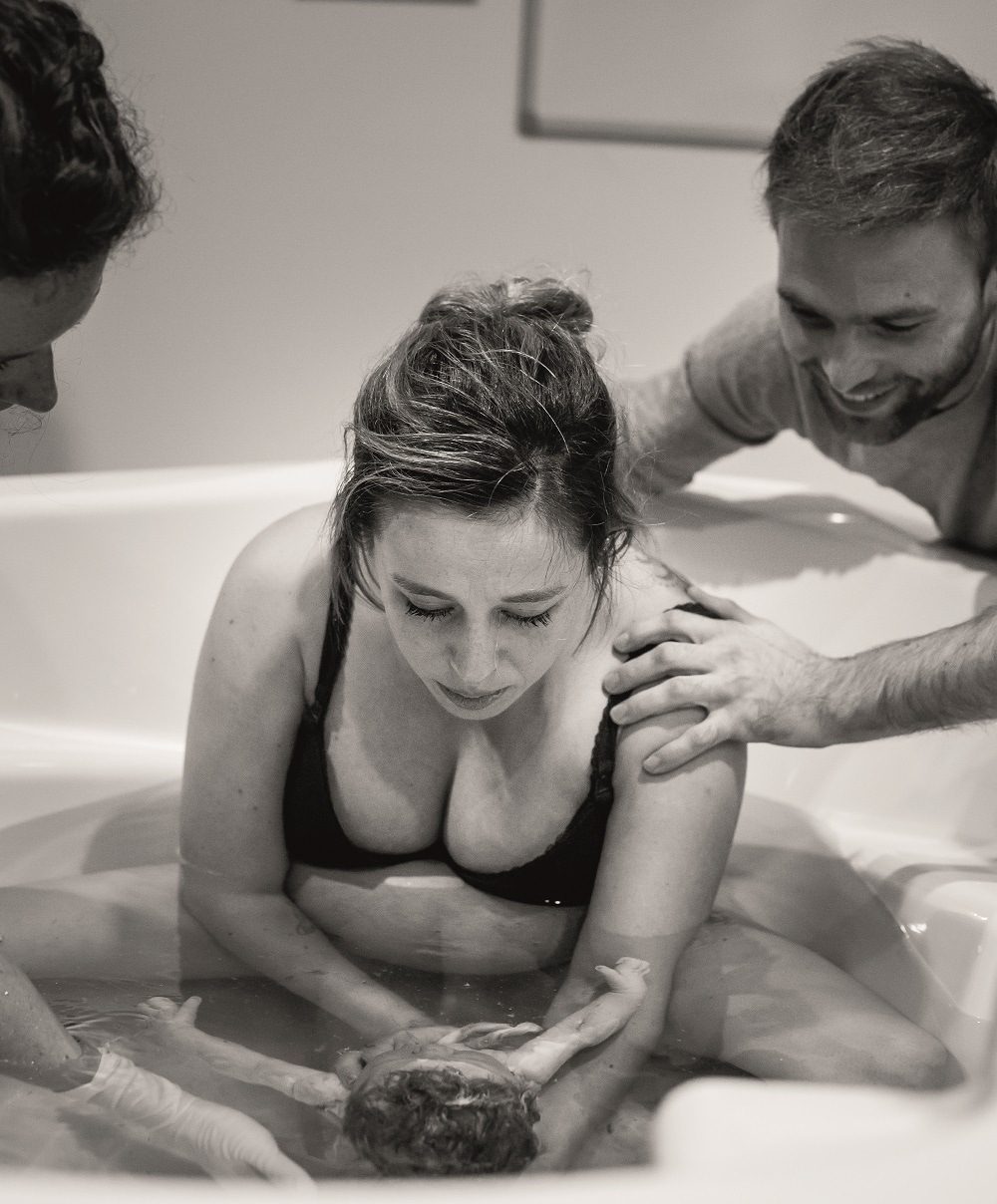 Shirley’s bevallingsverhaal: ‘Ze kijkt ons aan, maar huilt niet. Kom op meisje!’ Mirjam Cremer Pure Life Geboortefotografie