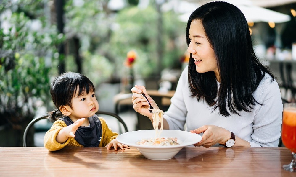 (Uit)eten met je kind op vakantie GettyImages