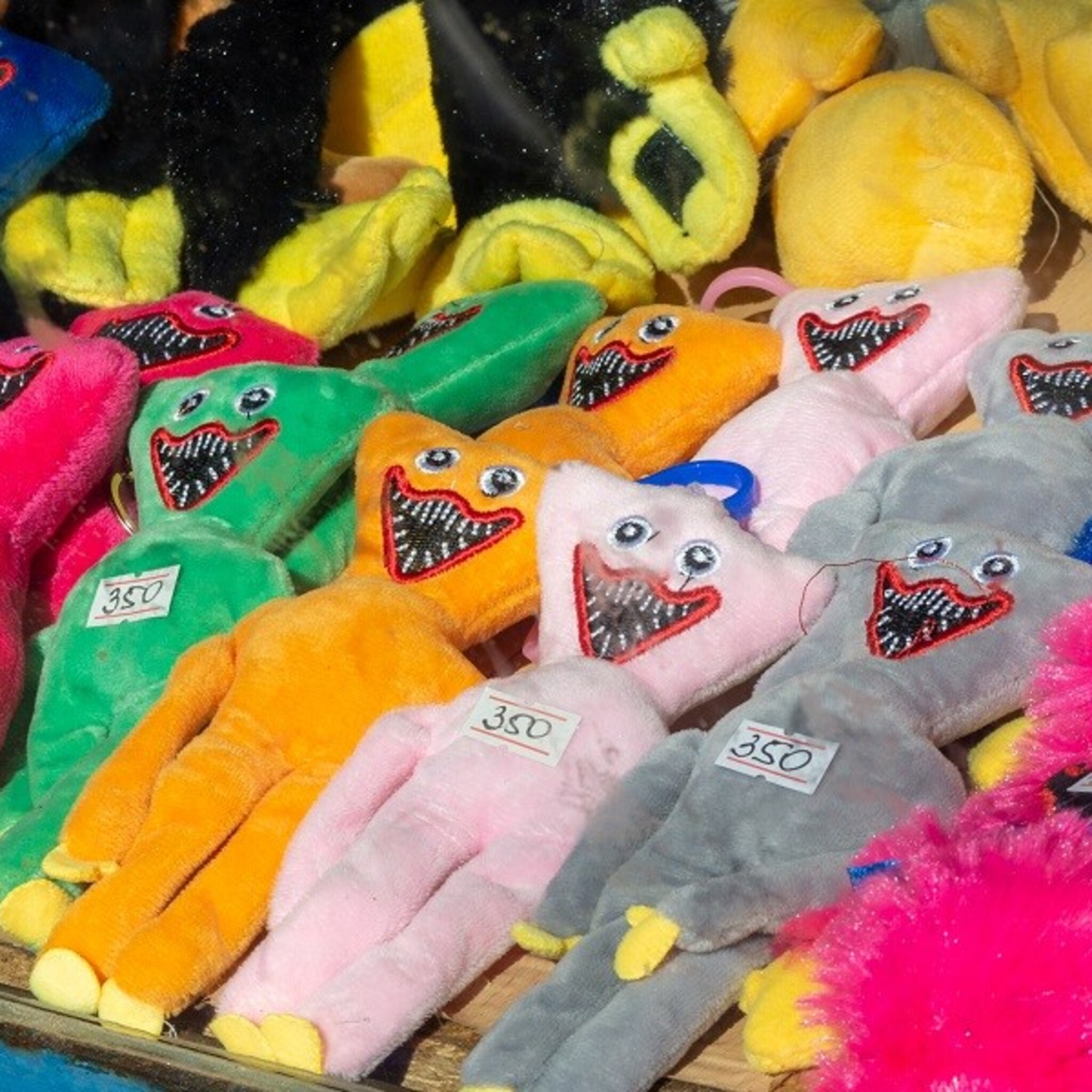huggy wuggy is de nieuwe enge knuffel van kinderen ouders maken zich zorgen