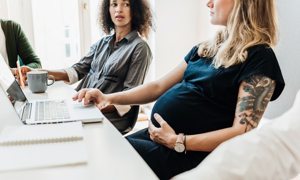 Helft zwangere vrouwen werkt onder onveilige omstandigheden Ouders van Nu Redactie