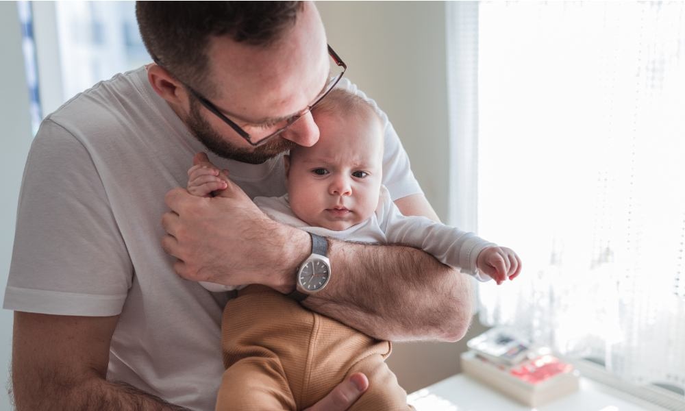 Vader Lex wilde de babygeur van zijn zoon vangen: ‘Ik schroef de dop eraf, ruik aan het flesje en val stil’ Ouders van Nu Redactie