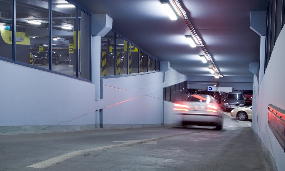 Lisa beviel in de parkeergarage van het ziekenhuis: ‘Daar hing ik, tussen de twee voorstoelen’ Ouders van Nu Redactie