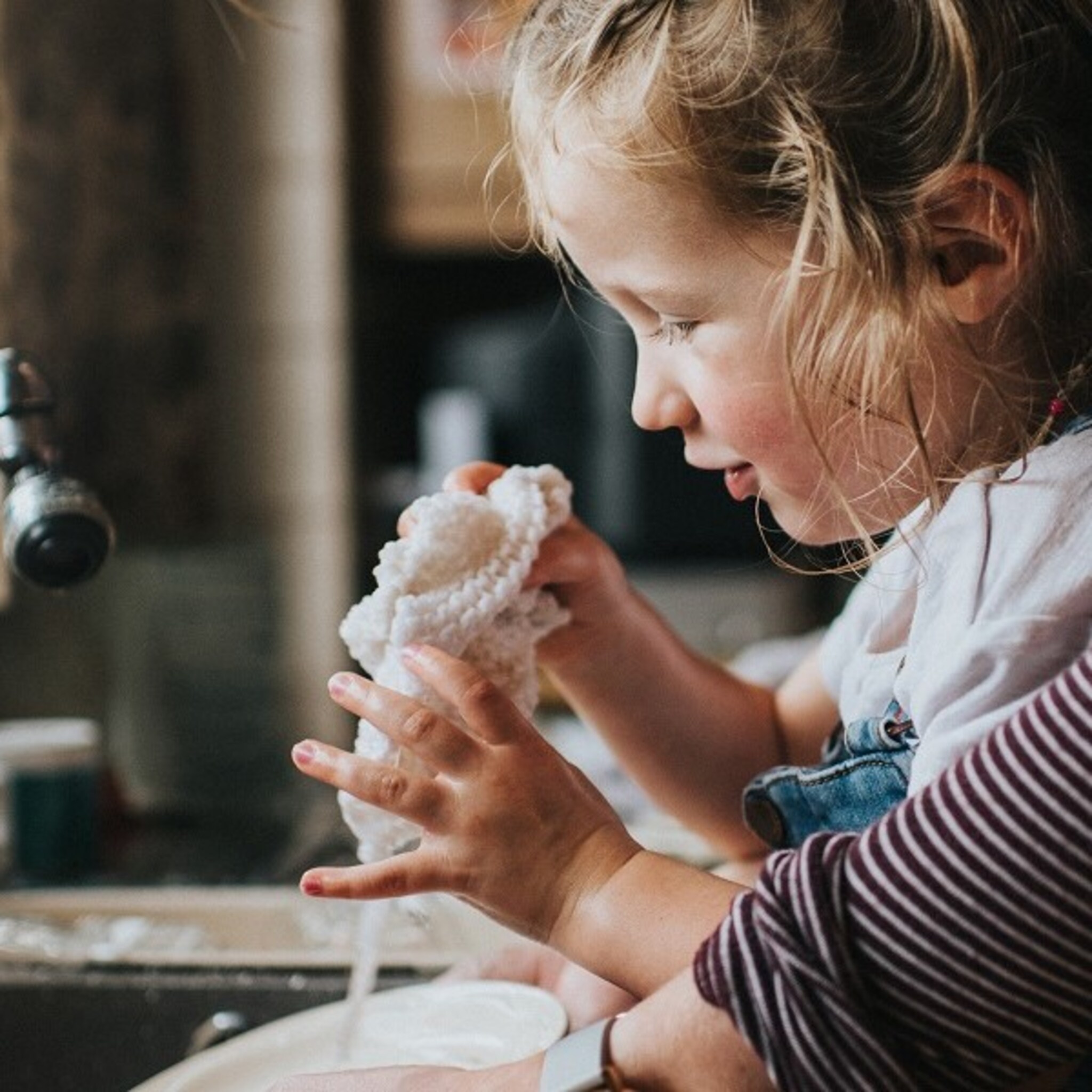 onderzoek toont aan kinderen laten meehelpen in het huishouden is goed voor hun hersenen