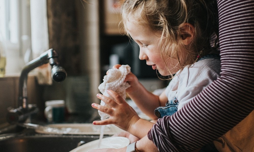 Onderzoek toont aan: kinderen laten meehelpen in het huishouden is goed voor hun hersenen Ouders van Nu Redactie
