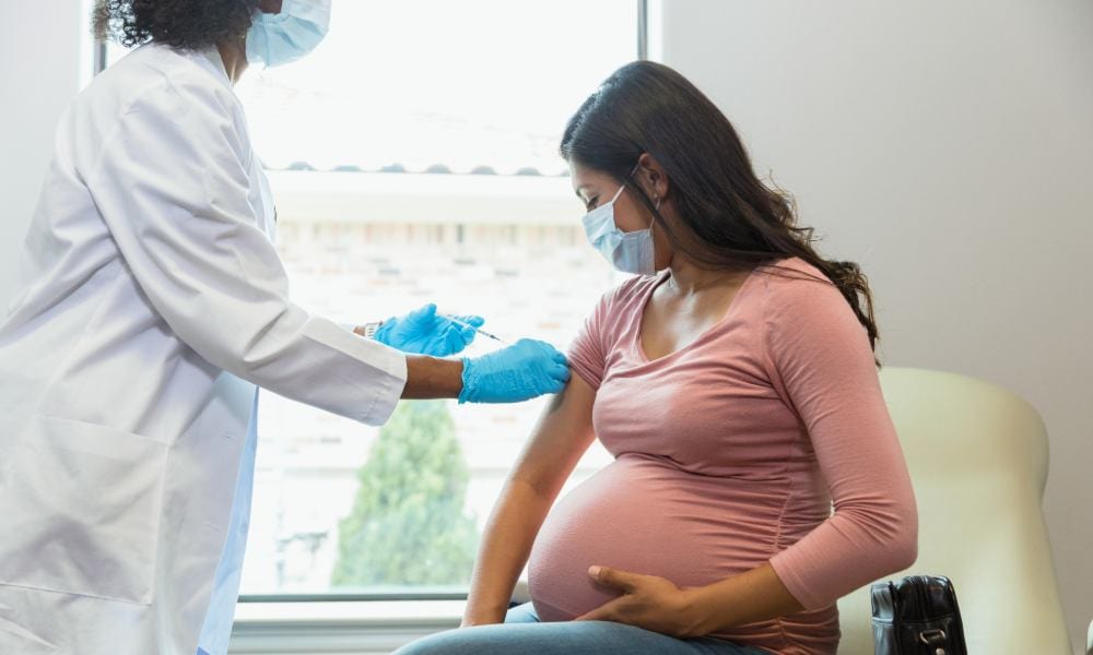Terugblik op corona-dilemma’s: liet je je vaccineren tijdens je zwangerschap? Ouders van Nu Redactie
