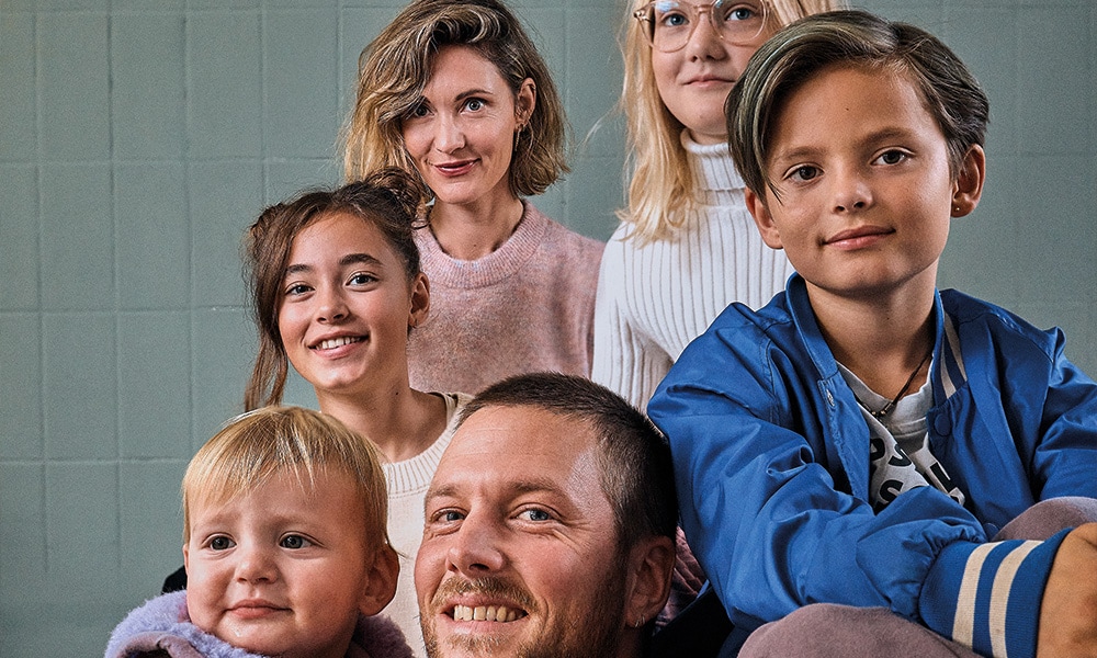 Een samengesteld gezin: ‘We verbazen ons erover hoe natuurlijk iedereen zijn plek heeft gevonden’ Fotografie: Kim Krijnen