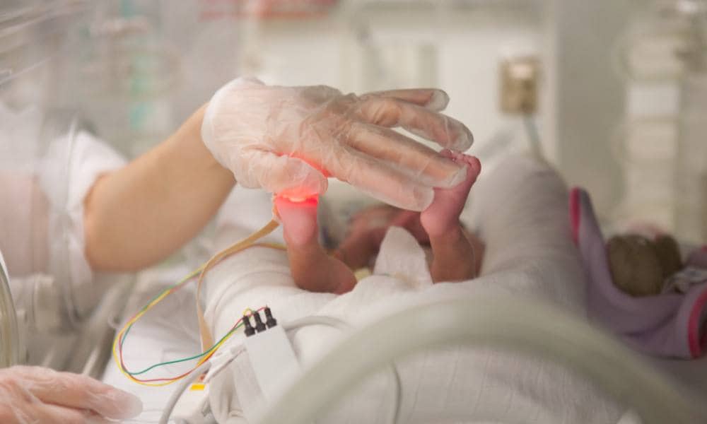 Marcella werkt op de NICU. ‘Baby’s zweven hier tussen leven en dood. Daar wen je nooit aan’. Getty Images