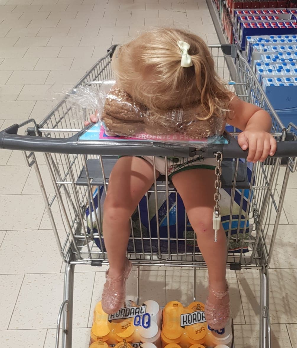 18x de gekste plekken waar jullie kinderen in slaap zijn gevallen Ouders van Nu Redactie