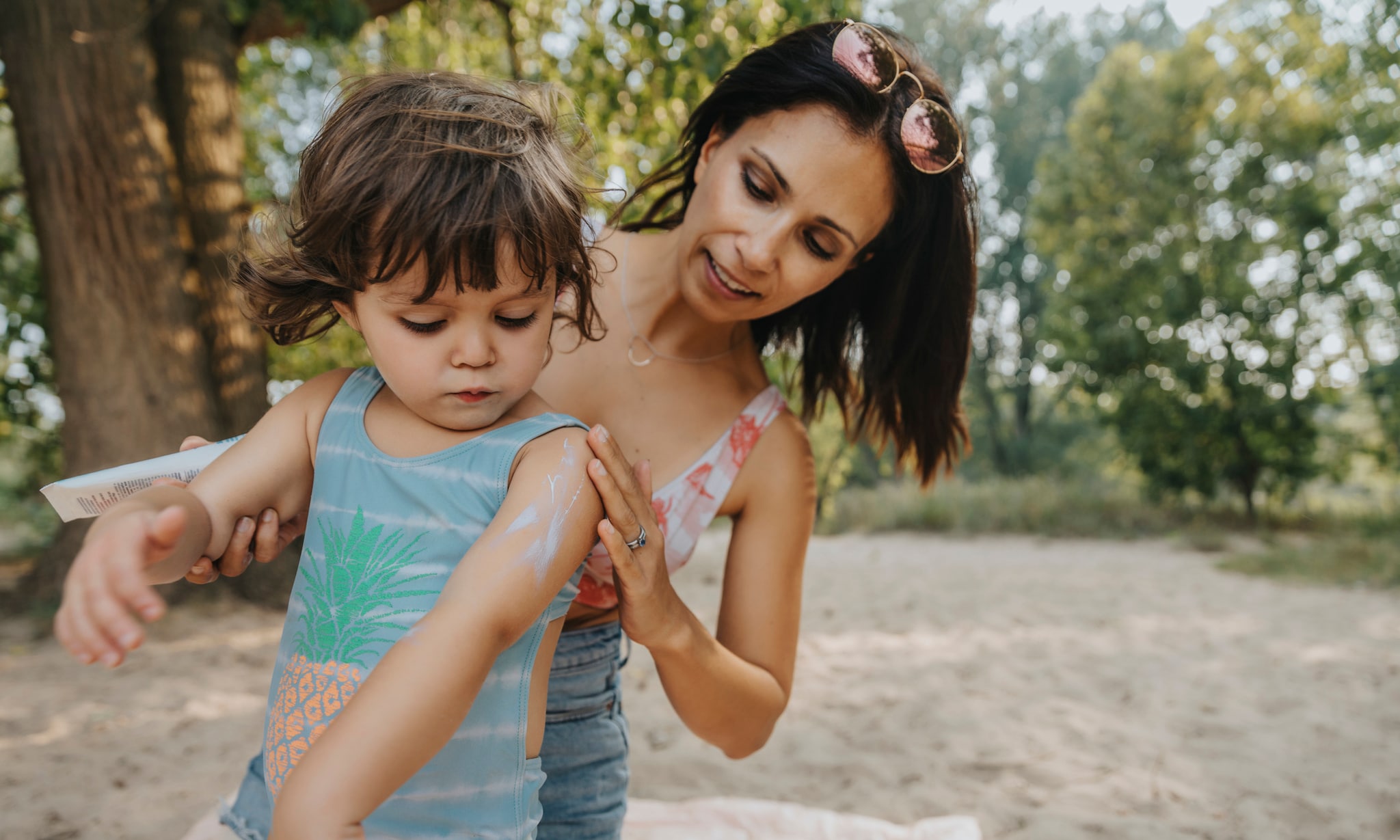Met deze briljante hack smeer je jouw peuter zónder tegenstribbelen in (en mis je geen plekje meer) Ouders van Nu Redactie