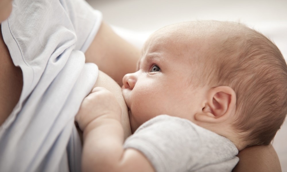 Nieuw in de maak: sensor die meet hoeveel borstvoeding je baby binnenkrijgt Getty Images