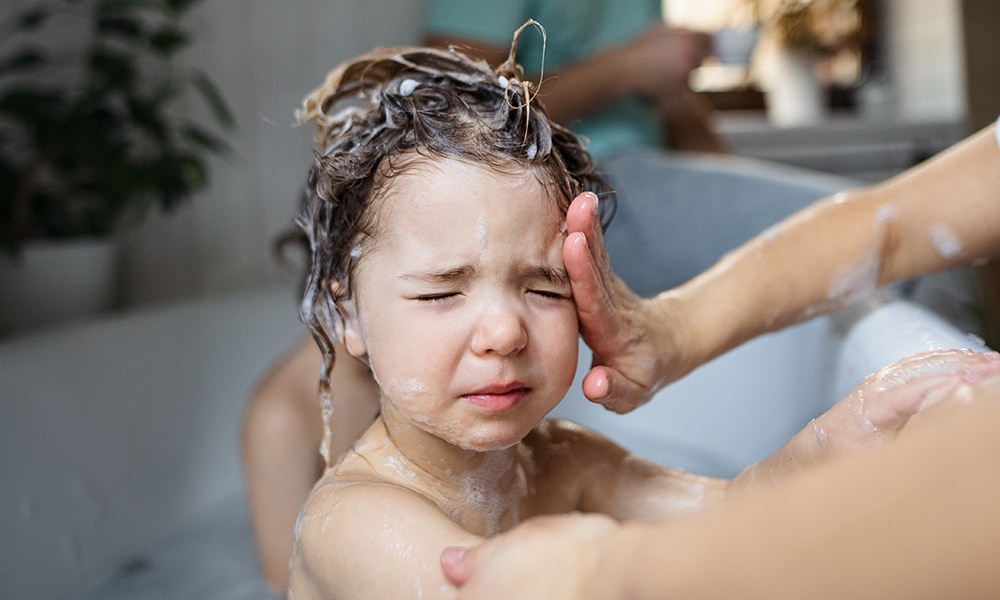 Moeder deelt briljante tip: zo was je de haren van je kind zonder gedoe Ouders van Nu Redactie
