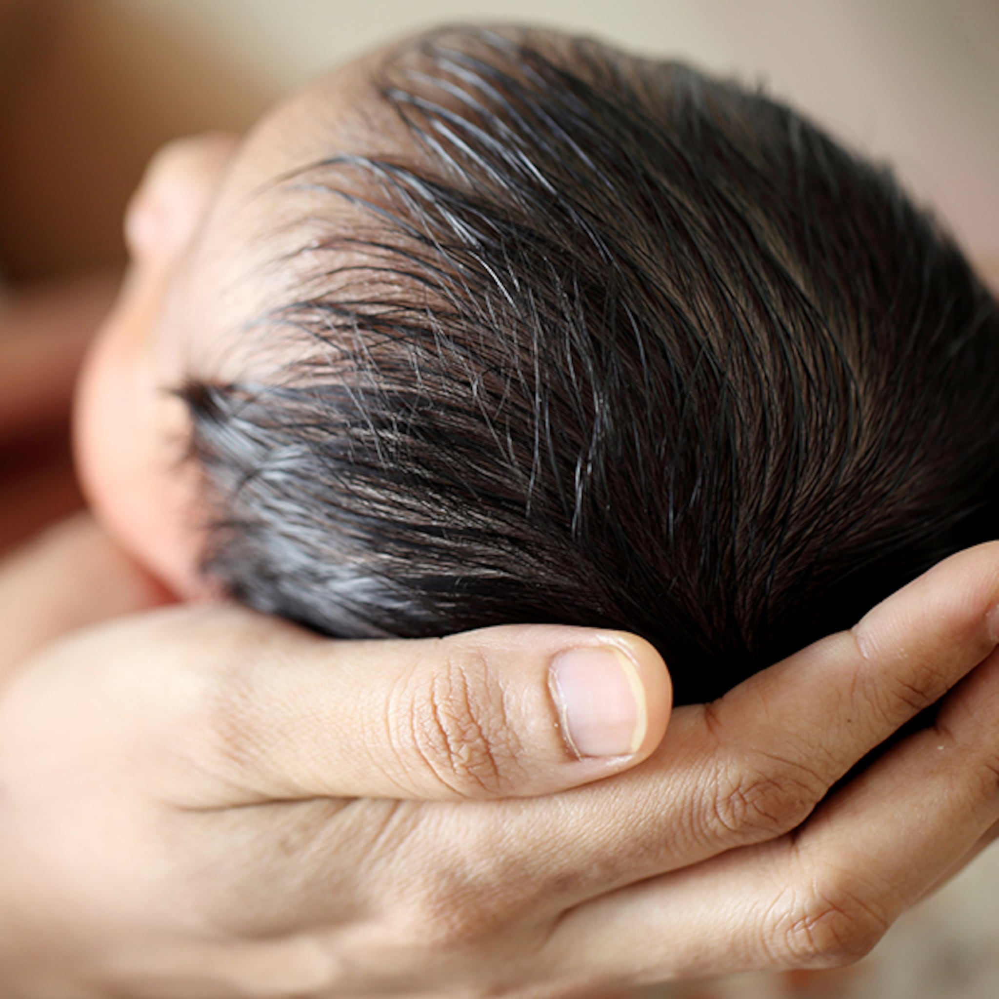 waarom sommige baby s met veel haar worden geboren en andere niet