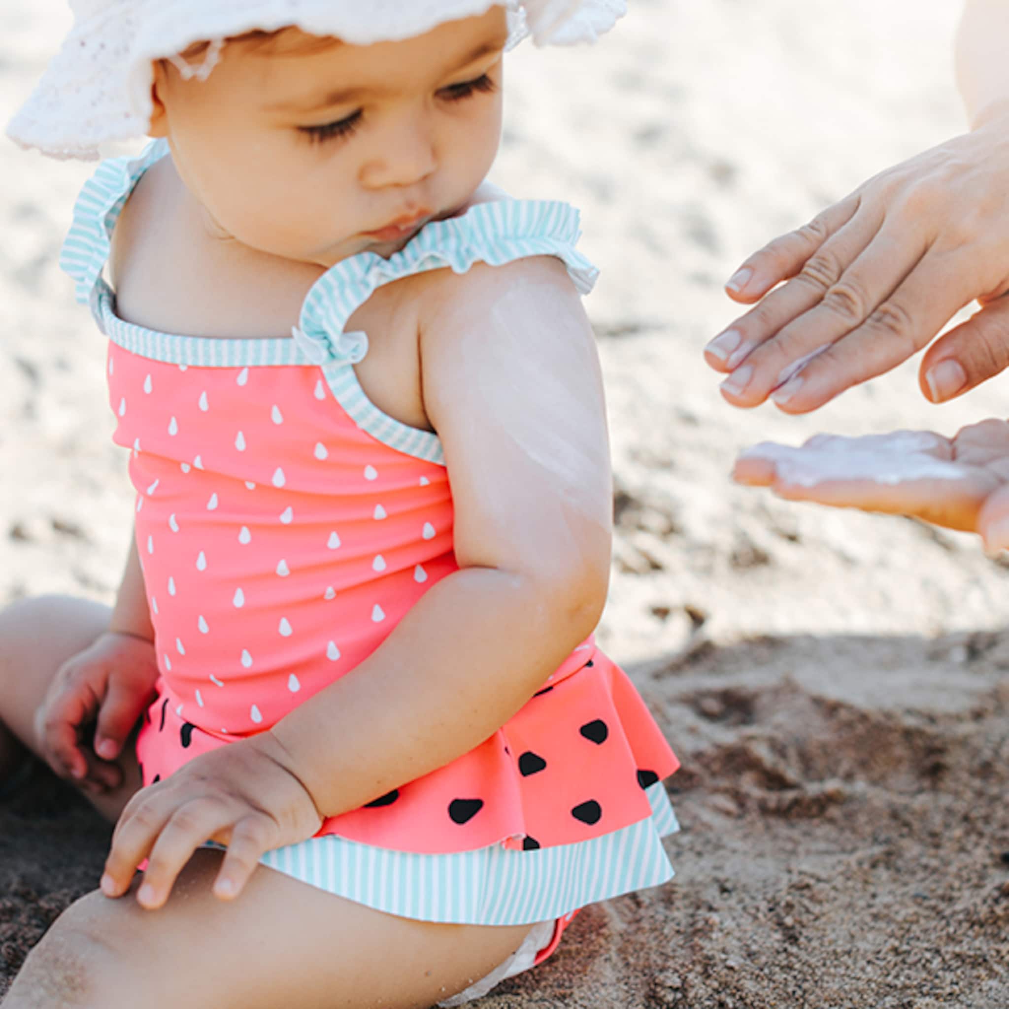 kwf adviseert smeer je kind in met zonnebrandcreme factor 50