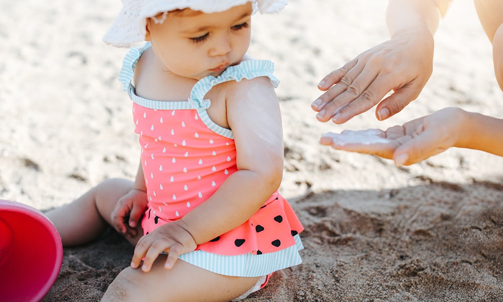 KWF adviseert: ‘Smeer je kind in met zonnebrandcrème factor 50’ Getty Images
