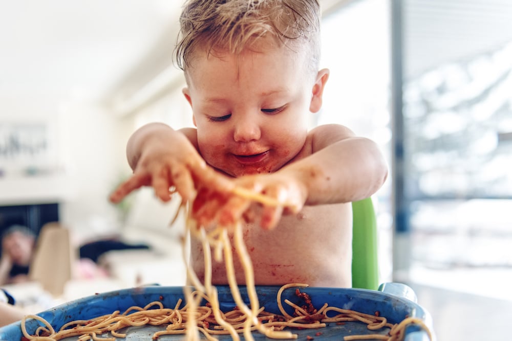 Het eten is óveral (behalve in zijn mond): 13x foto’s van peuters die er een zooitje van maken Ouders van Nu Redactie