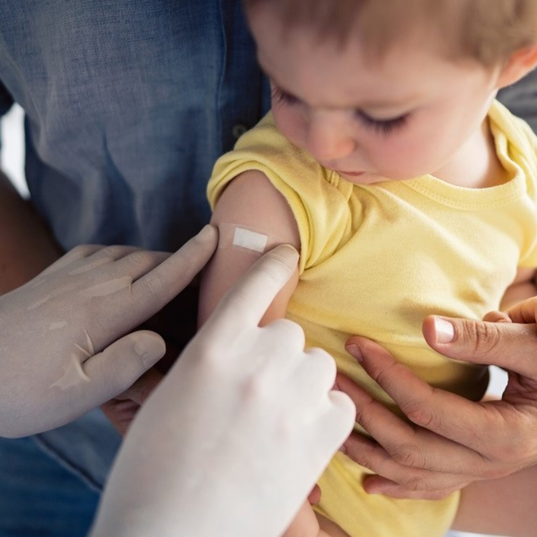 coronaprik voor kinderen vanaf zes maanden goedgekeurd door ema