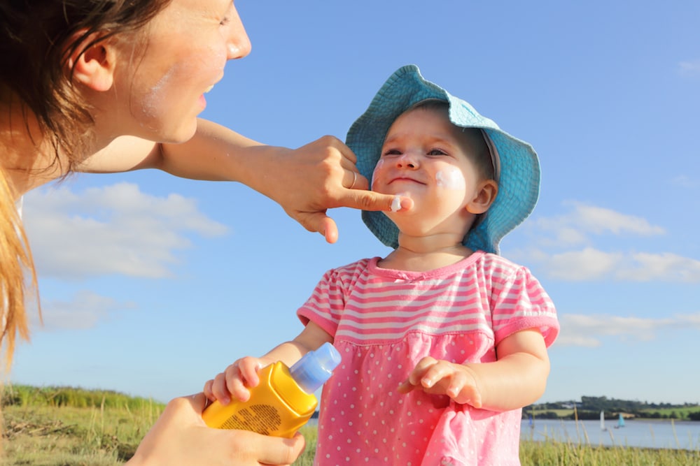 Slim ezelsbruggetje: zo weet je zeker dat je kind goed beschermd is tegen de zon Ouders van Nu Redactie