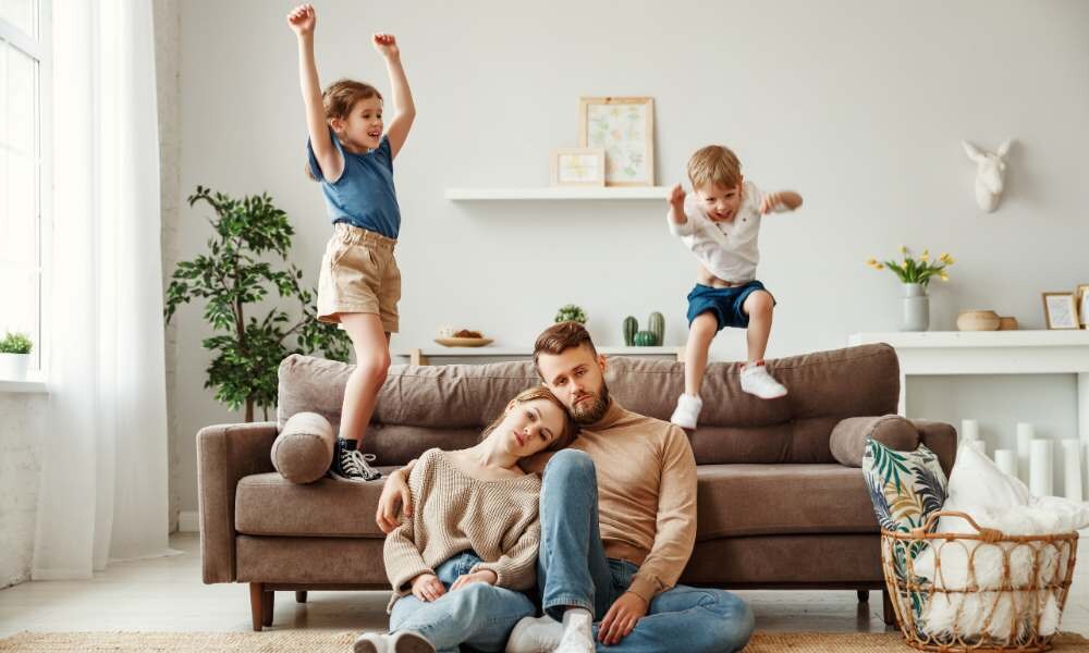 Thuiswerken, zomervakantie: 10 onmisbare relatietips voor uitgebluste ouders Ouders van Nu Redactie