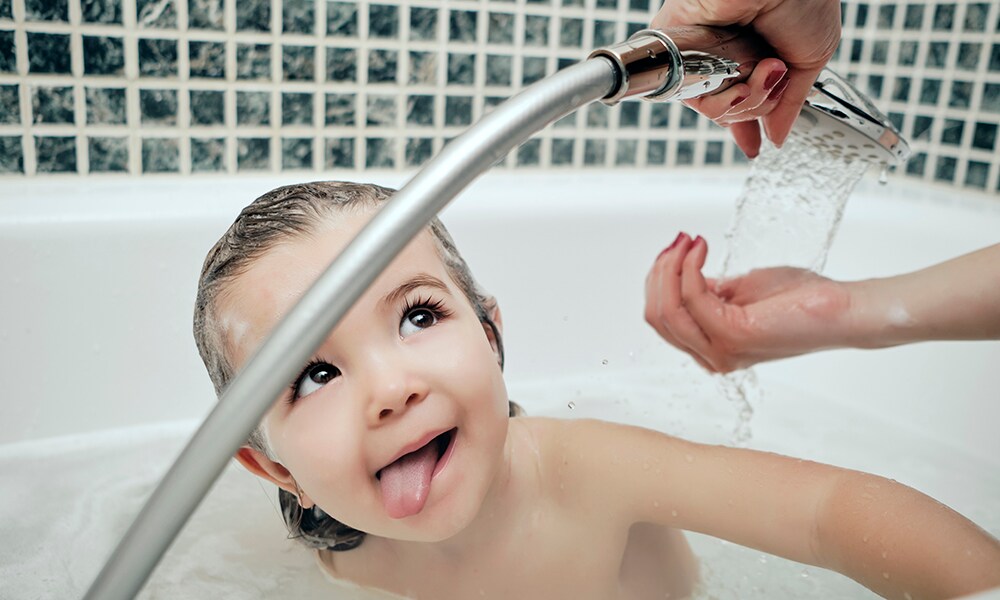 Wil je kind niet douchen? Zo lossen andere ouders dat op Ouders van Nu Redactie