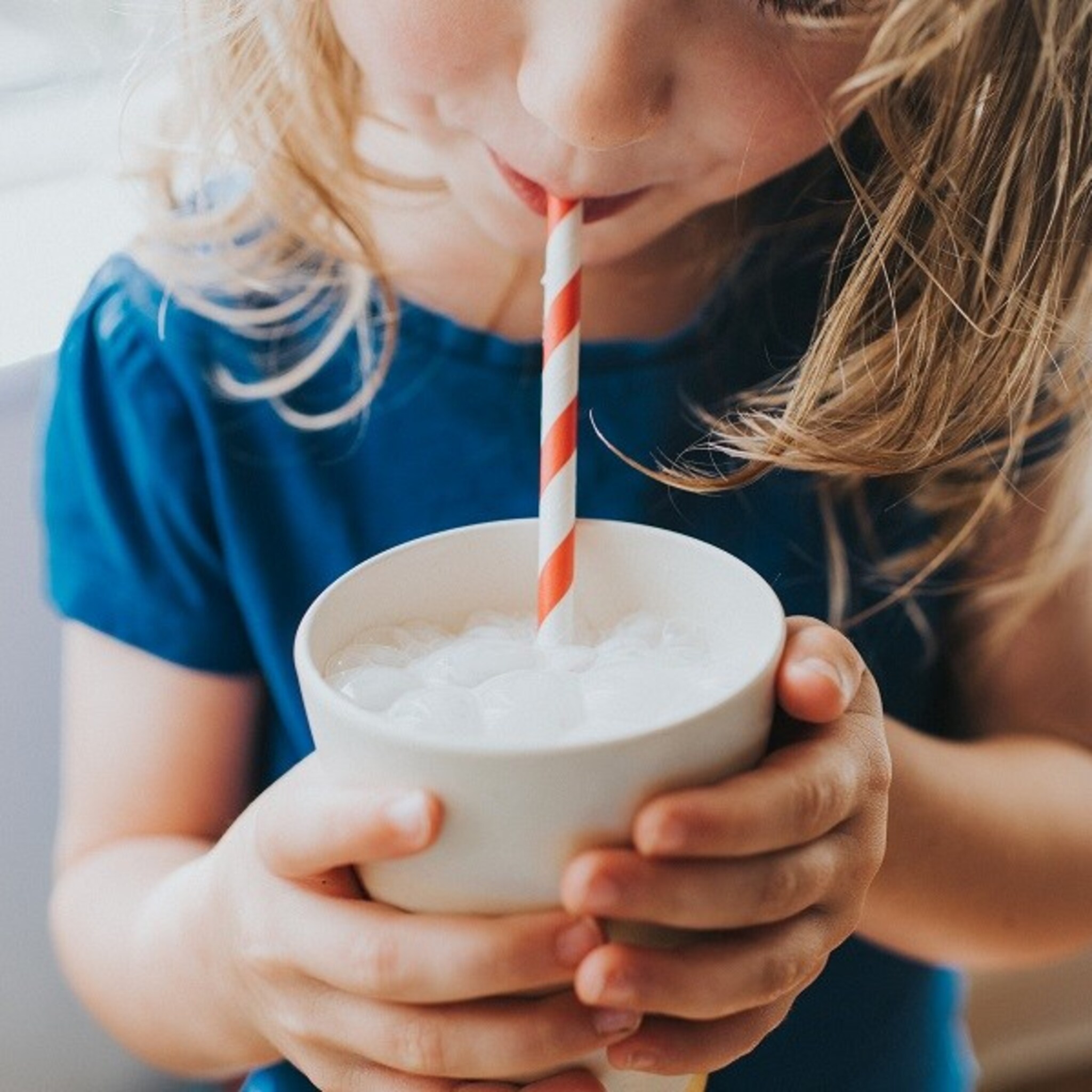 papieren rietjes mogelijk gevaarlijk voor jonge kinderen