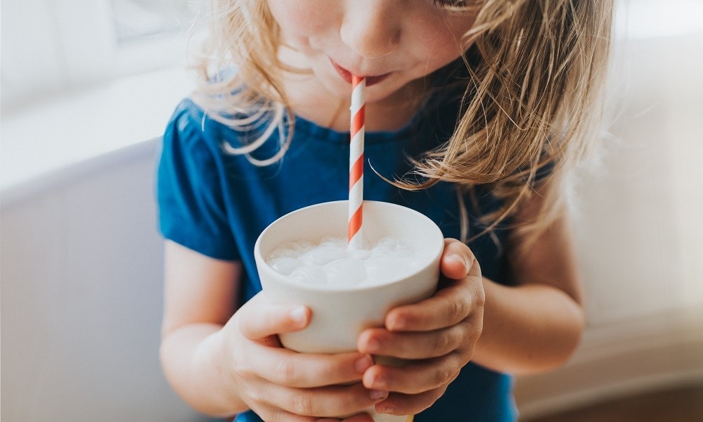 Papieren rietjes mogelijk gevaarlijk voor jonge kinderen Ouders van Nu Redactie
