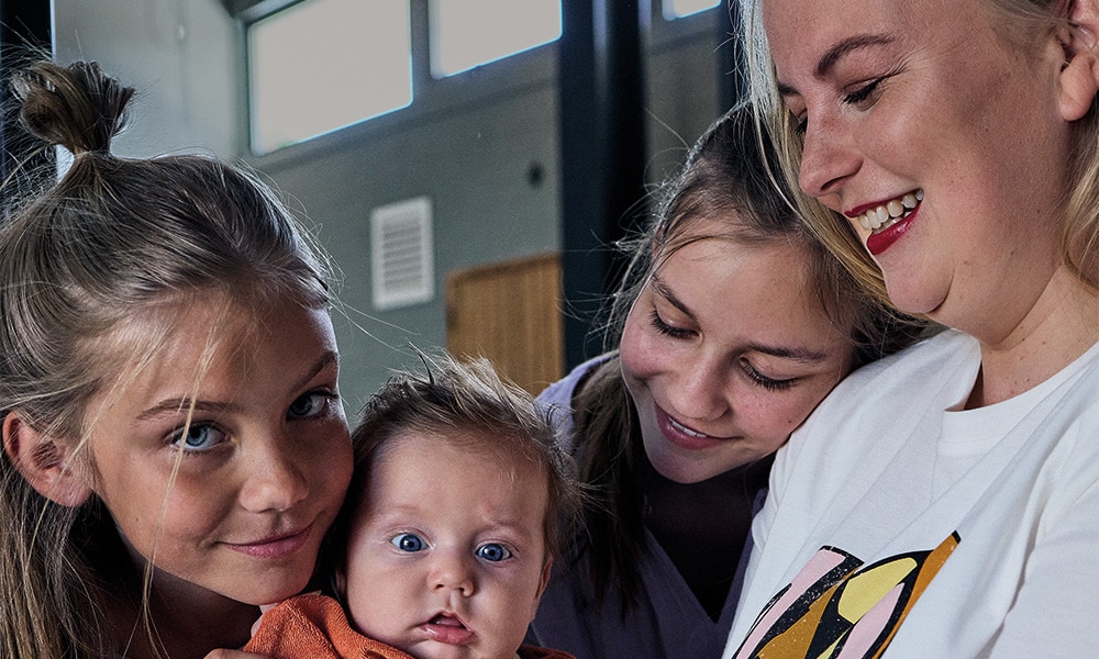 Indra heeft pubers en een baby: ‘Ik praat in babytaal of over dingen als ongesteld worden’ Fotografie: Kim Krijnen