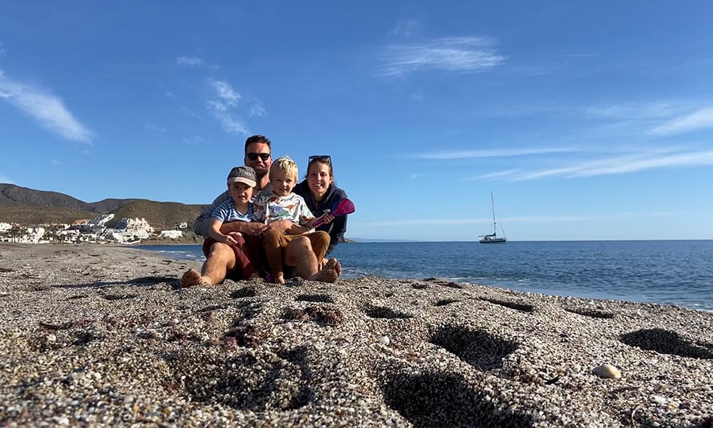 Jessica en Jeroen zeilen met hun twee peuters rond de wereld: ‘We hopen nog jaren onderweg te zijn’ Ouders van Nu Redactie
