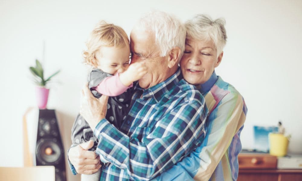 Terugblik op corona-dilemma’s: mocht jouw kind opa en oma knuffelen? Ouders van Nu Redactie