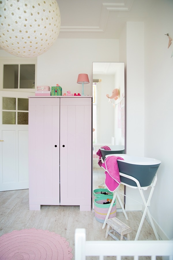 Kinderkamer inspiratie: Scandinavische babykamer met een vleugje roze Ouders van Nu Redactie