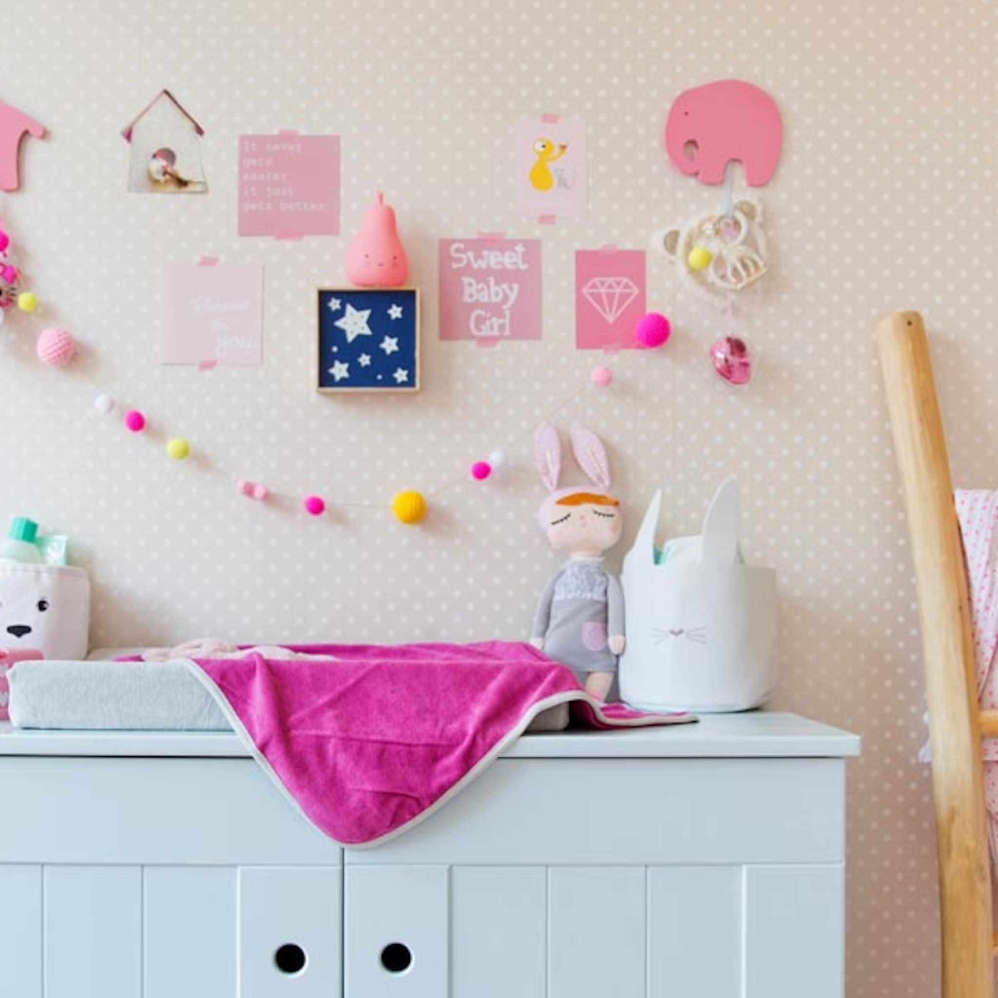 kinderkamer inspiratie scandinavische babykamer met een vleugje roze