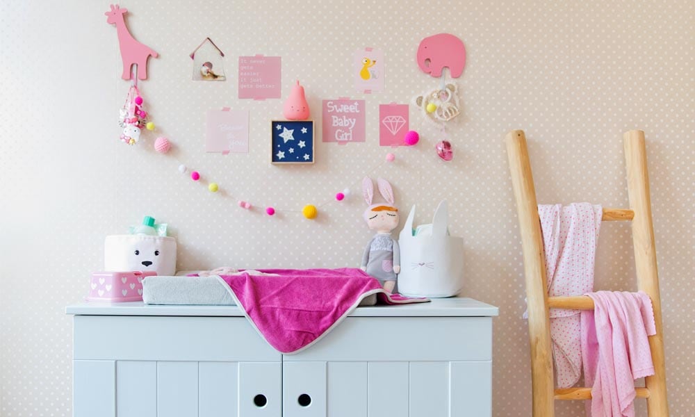 Kinderkamer inspiratie: Scandinavische babykamer met een vleugje roze Ouders van Nu Redactie