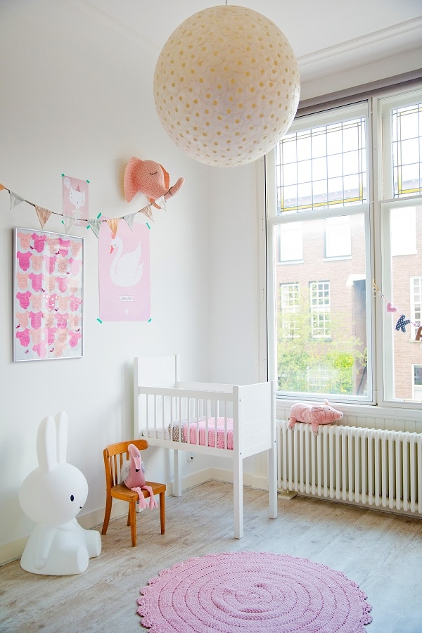 Kinderkamer inspiratie: Scandinavische babykamer met een vleugje roze Ouders van Nu Redactie