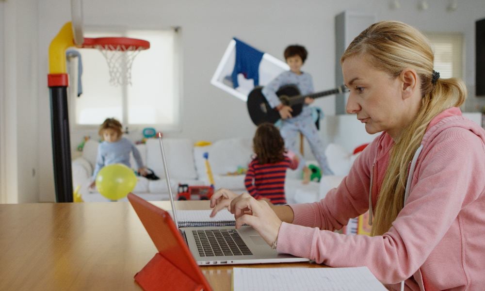 Twee jaar thuiswerken verder: ‘Ik hou van mijn kinderen. Ze combineren alleen niet zo goed met m’n werk’ Ouders van Nu Redactie
