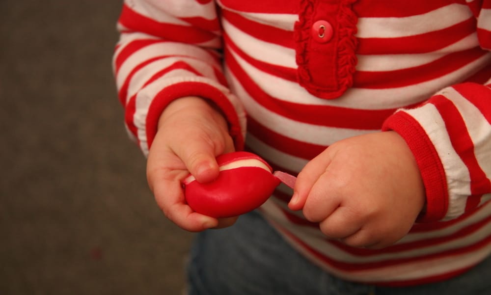 Wéér een peuter gestikt in Babybel-kaasje Ouders van Nu Redactie