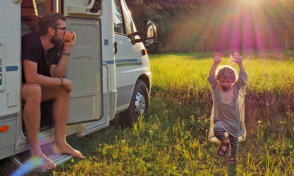 Keri en haar gezin leven en werken vanuit hun camper en gaan kriskras Europa door Ouders van Nu Redactie
