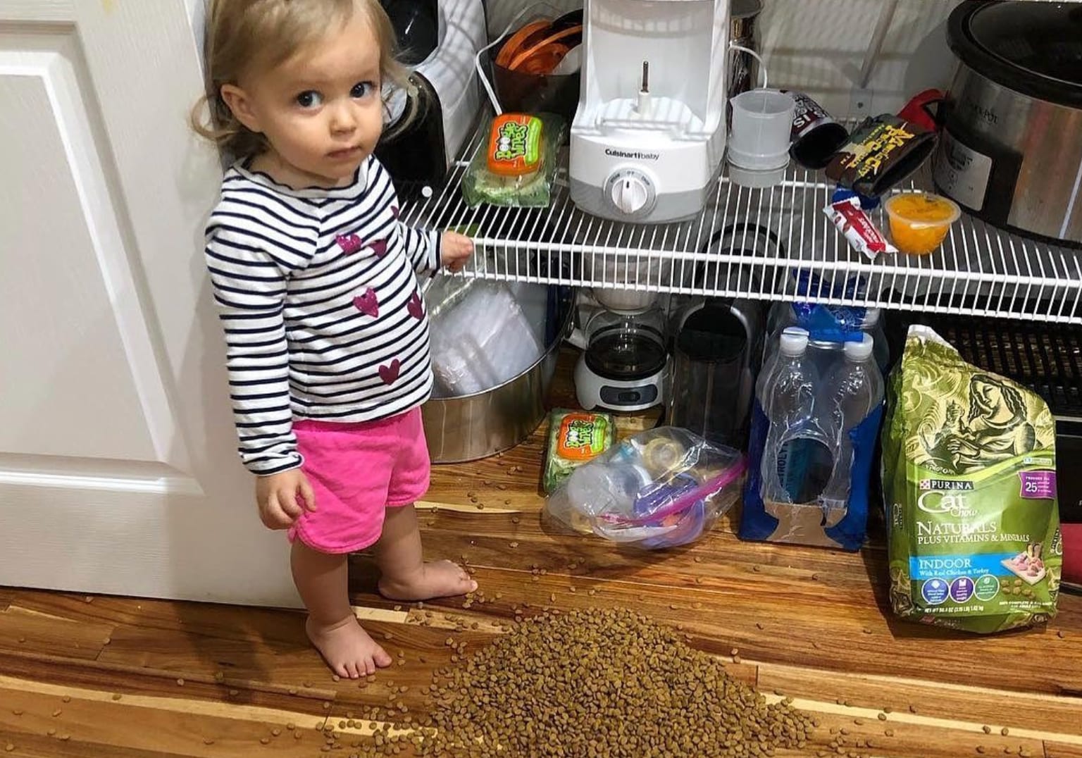 12 geestige foto’s van peuters die het ‘zelluf’ wilden doen (maar nog even moeten oefenen) Ouders van Nu Redactie