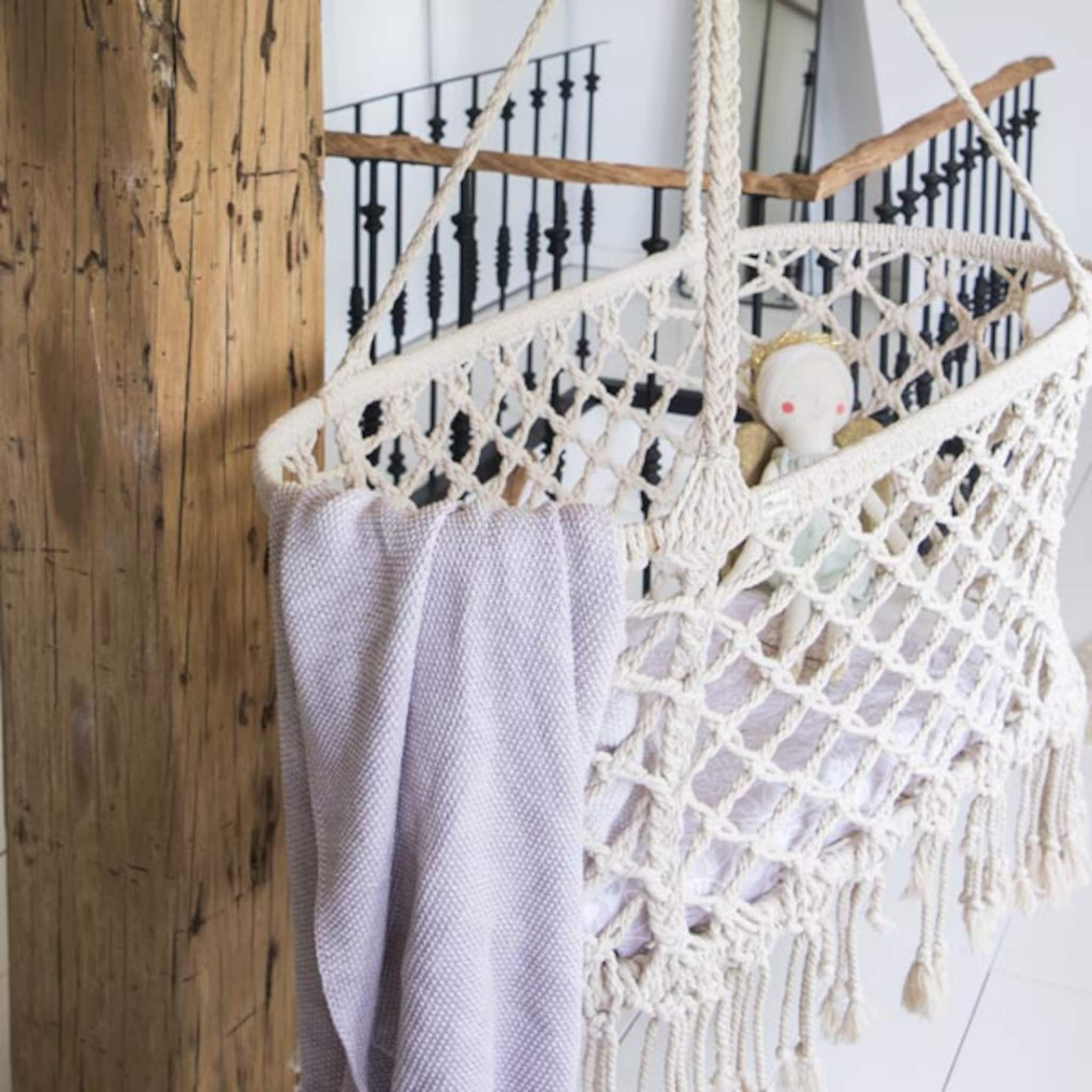 kinderkamer inspiratie okergoud polkadots en antiek