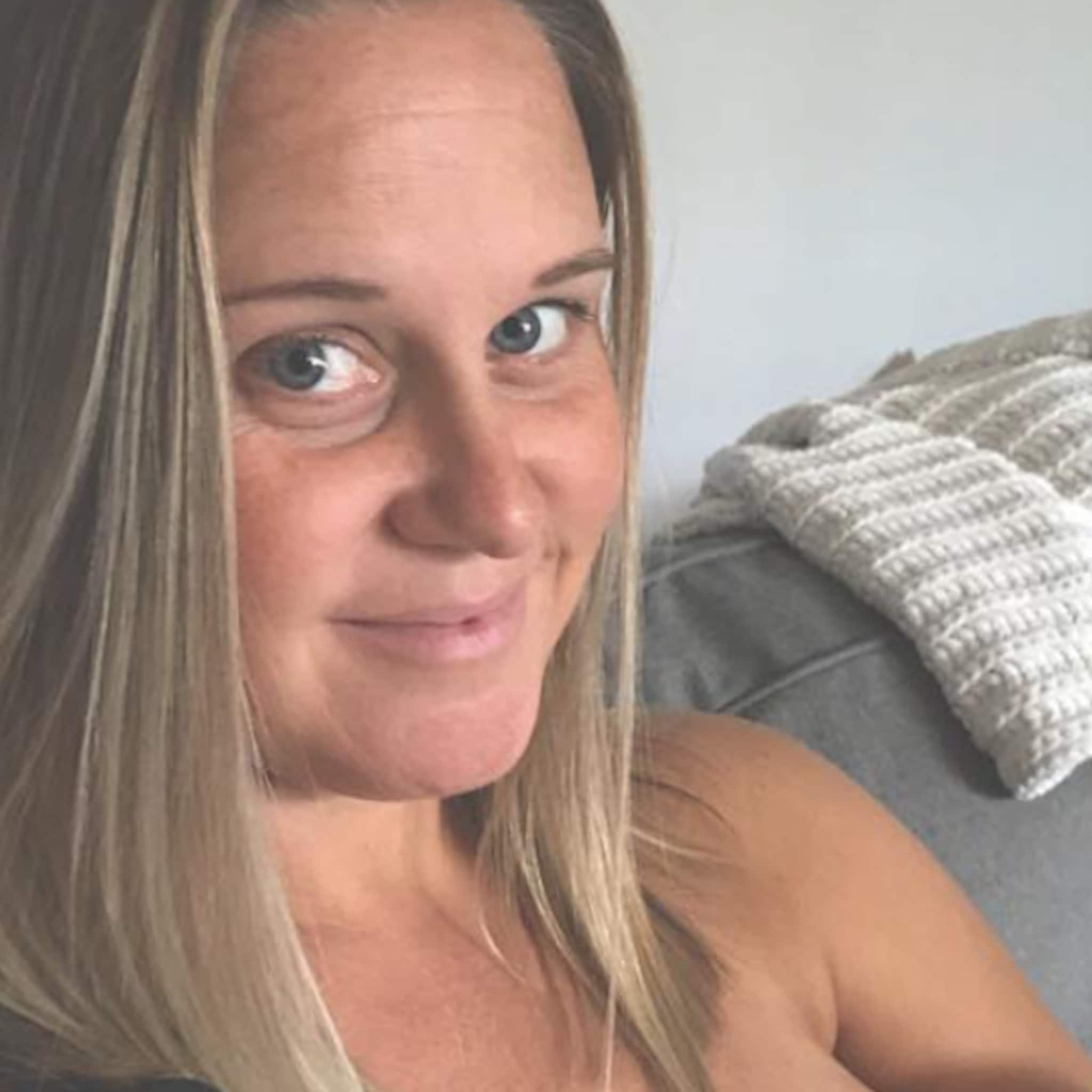 moeder laat keerzijde van het borstvoeding geven zien met goudeerlijke selfie