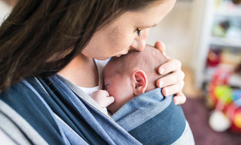 Nachtmerrie voor Australische moeder: baby gestikt in draagdoek (+ zo draag je ‘m correct) Ouders van Nu Redactie