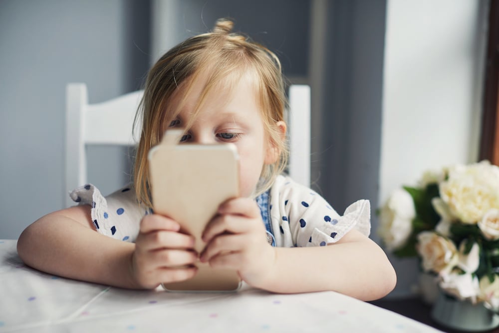 Nooit meer een onbedoelde like of verkeerd telefoontje: dé truc om je kind zonder zorgen je telefoon te geven Ouders van Nu Redactie