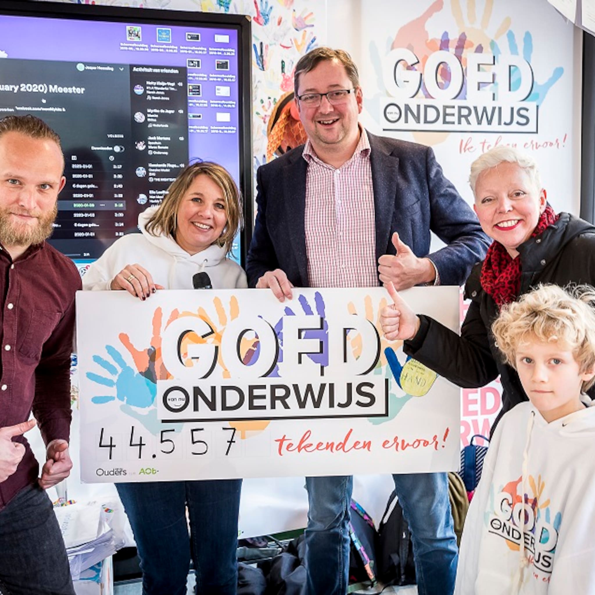 ouders tijdens lerarenstaking met pop upklas bij het binnenhof