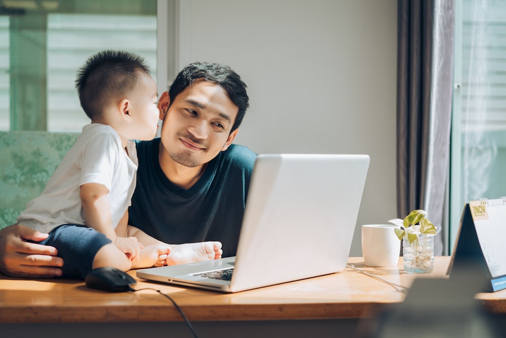 Geluk bij een ongeluk: thuiswerkende vaders voelen zich meer betrokken bij het gezin Ouders van Nu Redactie